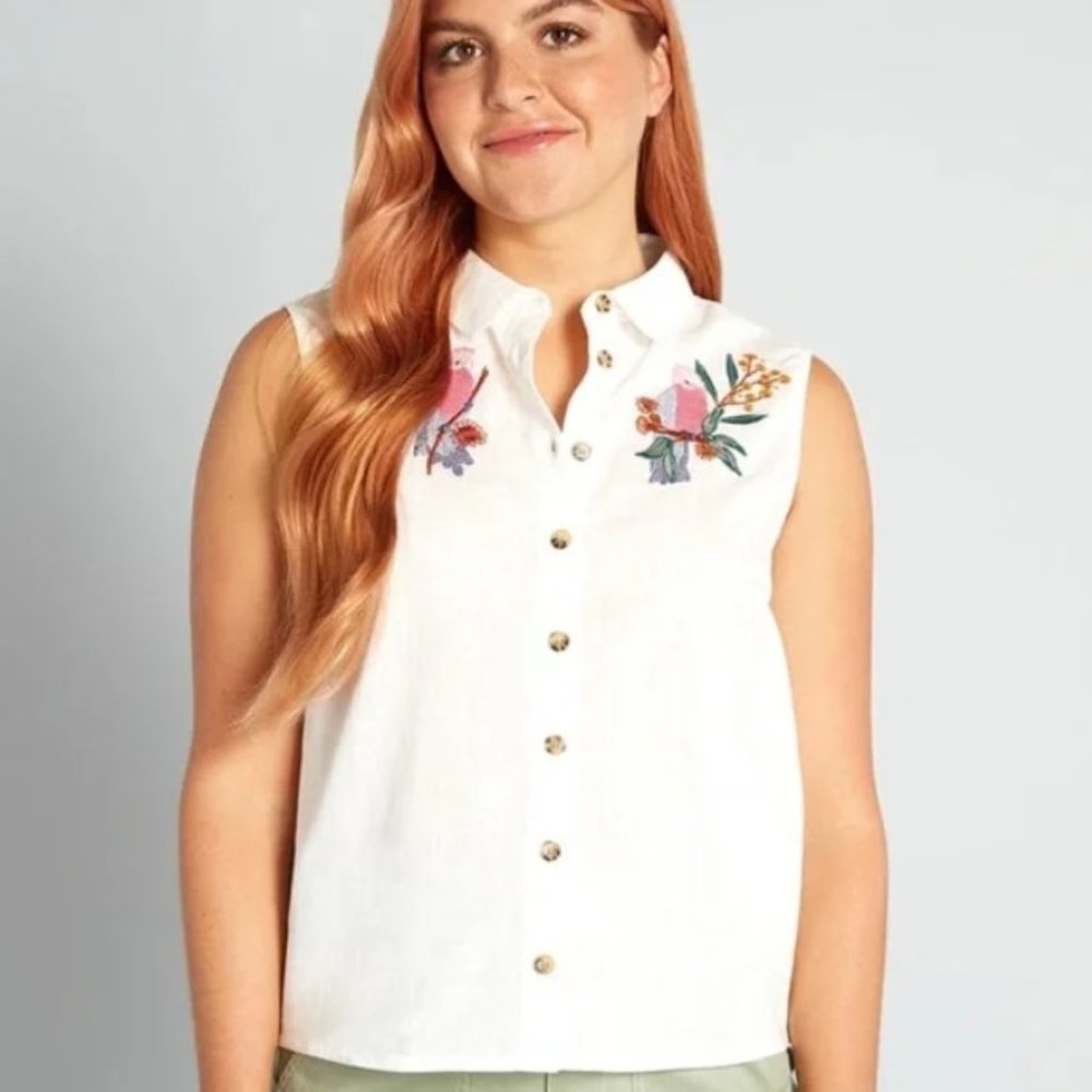 NWT Princess Highway Embroidered Sleeveless Button-up Top